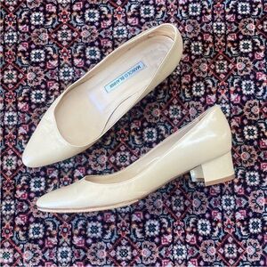 Manolo Blahnik Listony Leather Pumps Beige Leather Low Heels